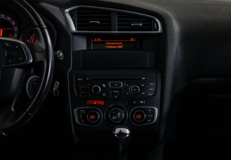 Подержанный автомобиль Citroen C4 Hatchback 2012 года (8 фото)