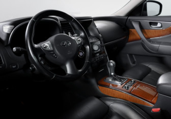 Подержанный автомобиль Infiniti QX70 2015 года (14 фото)