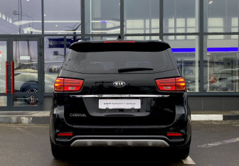 Подержанный автомобиль Kia Carnival 2019 года (6 фото)