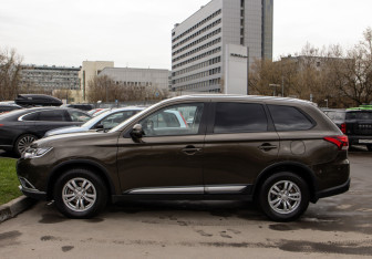 Подержанный автомобиль Mitsubishi Outlander 2018 года (6 фото)