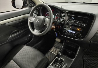 Подержанный автомобиль Mitsubishi Outlander 2012 года (10 фото)