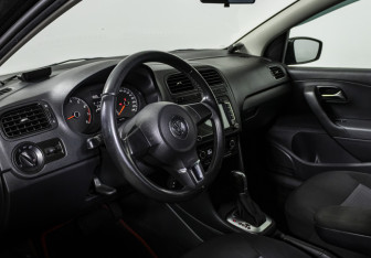 Подержанный автомобиль Volkswagen Polo Sedan 2014 года (10 фото)