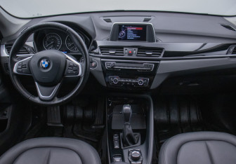 Подержанный автомобиль BMW X1 2016 года (13 фото)