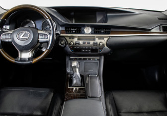Подержанный автомобиль Lexus ES 2016 года (12 фото)