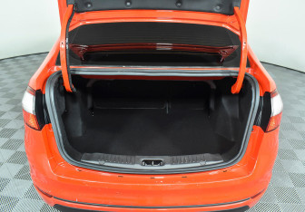 Подержанный автомобиль Ford Fiesta Sedan 2016 года (17 фото)