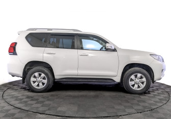 Подержанный автомобиль Toyota Land Cruiser Prado 2021 года (4 фото)