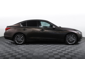 Подержанный автомобиль Infiniti Q50 2014 года (4 фото)