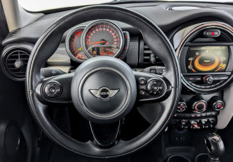 Подержанный автомобиль MINI Hatch 2016 года (21 фото)