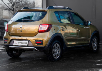 Подержанный автомобиль Renault Sandero 2015 года (5 фото)