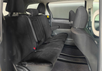 Подержанный автомобиль Toyota Estima 2012 года (10 фото)