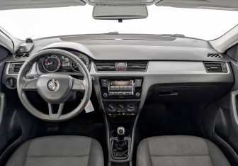 Подержанный автомобиль Skoda Rapid Liftback 2017 года (14 фото)