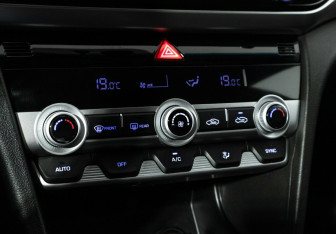 Подержанный автомобиль Hyundai Elantra Sedan 2020 года (10 фото)