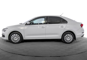 Подержанный автомобиль Skoda Rapid Liftback 2022 года (8 фото)