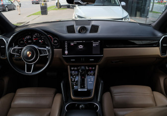 Подержанный автомобиль Porsche Cayenne 2019 года (13 фото)