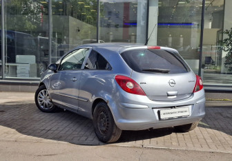 Подержанный автомобиль Opel Corsa 2007 года (7 фото)