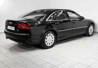 Подержанный автомобиль Audi A8 2007 года (5 фото)