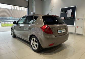 Подержанный автомобиль Kia Ceed Hatchback 2007 года (6 фото)
