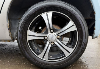 Подержанный автомобиль Nissan March Hatchback 2002 года (9 фото)