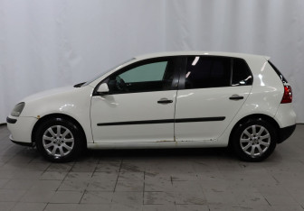 Подержанный автомобиль Volkswagen Golf Hatchback 2004 года (8 фото)