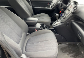 Подержанный автомобиль Kia Carens 2011 года (9 фото)