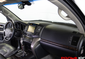 Подержанный автомобиль Toyota Land Cruiser Suv 2010 года (7 фото)