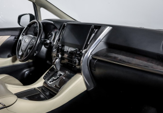 Подержанный автомобиль Toyota Alphard 2021 года (9 фото)