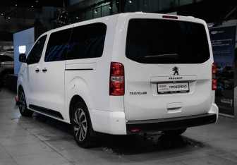 Подержанный автомобиль Peugeot Traveller 2018 года (6 фото)