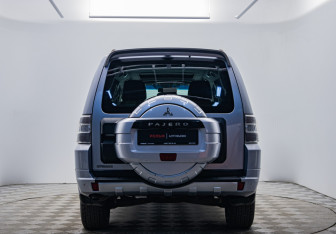 Подержанный автомобиль Mitsubishi Pajero 2012 года (4 фото)