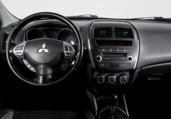 Подержанный автомобиль Mitsubishi ASX 2011 года (12 фото)