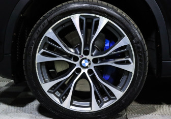 Подержанный автомобиль BMW X6 2015 года (23 фото)