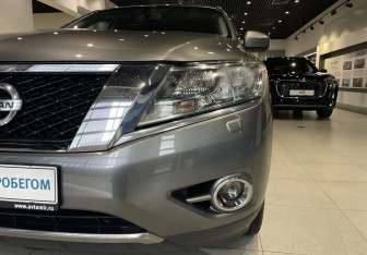 Подержанный автомобиль Nissan Pathfinder 2016 года (9 фото)