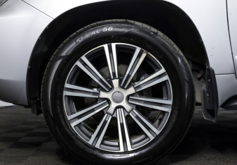 Подержанный автомобиль Toyota Land Cruiser Suv 2012 года (28 фото)