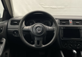 Подержанный автомобиль Volkswagen Jetta Sedan 2013 года (14 фото)