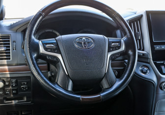 Подержанный автомобиль Toyota Land Cruiser Suv 2019 года (17 фото)