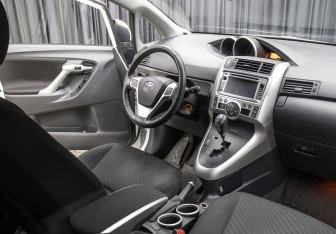 Подержанный автомобиль Toyota Verso 2012 года (10 фото)