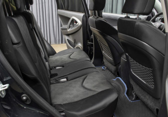 Подержанный автомобиль Toyota RAV4 2011 года (12 фото)