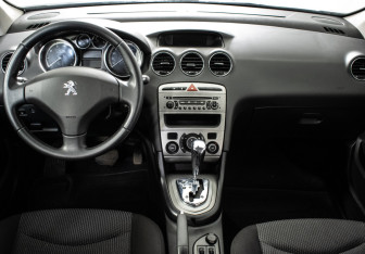 Подержанный автомобиль Peugeot 408 2012 года (11 фото)