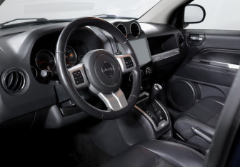 Подержанный автомобиль Jeep Compass 2013 года (14 фото)
