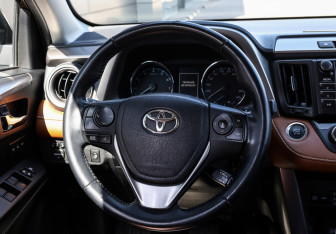 Подержанный автомобиль Toyota RAV4 2017 года (17 фото)