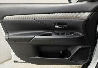 Подержанный автомобиль Mitsubishi Outlander 2012 года (15 фото)