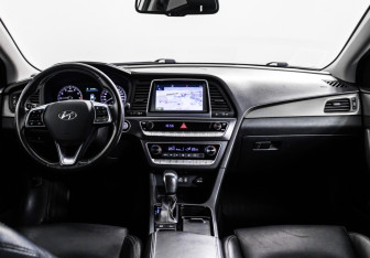 Подержанный автомобиль Hyundai Sonata 2017 года (11 фото)