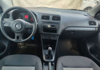 Подержанный автомобиль Volkswagen Polo Sedan 2010 года (9 фото)