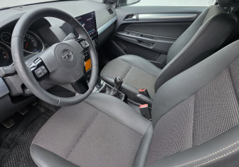 Подержанный автомобиль Opel Astra Sedan 2008 года (9 фото)