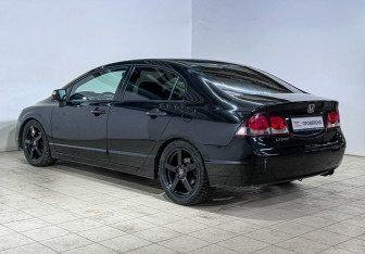 Подержанный автомобиль Honda Civic Sedan 2009 года (6 фото)