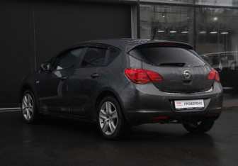 Подержанный автомобиль Opel Astra Hatchback 2010 года (7 фото)