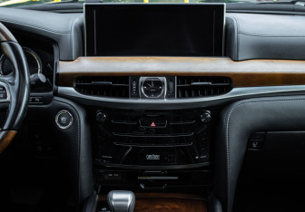 Подержанный автомобиль Lexus LX 2017 года (11 фото)