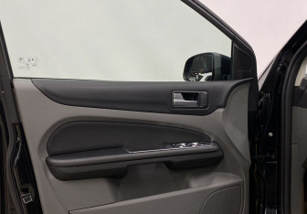 Подержанный автомобиль Ford Focus Wagon 2010 года (14 фото)