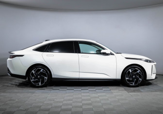 Подержанный автомобиль Changan Lamore 2024 года (4 фото)