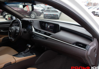 Подержанный автомобиль Lexus ES 2019 года (7 фото)