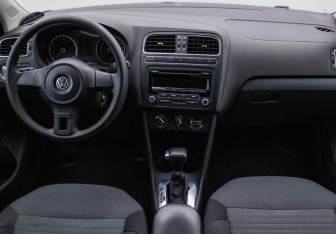 Подержанный автомобиль Volkswagen Polo Hatchback 2010 года (13 фото)